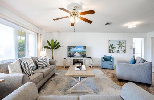 Caloosahatchee House | Heated Pool, Ping Pong Table, Sleeps 10 - Villa Sunset Riverhouse