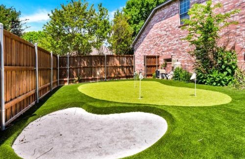 McKinney House | Heated Pool PoolTable HotTub Sleeps 16 Renovated