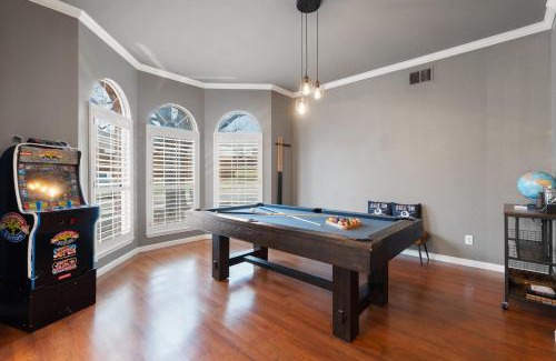 McKinney House | Heated Pool PoolTable HotTub Sleeps 16 Renovated
