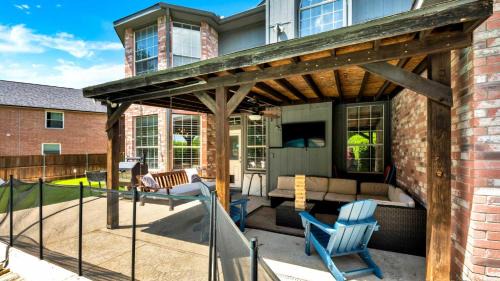 McKinney House | Heated Pool PoolTable HotTub Sleeps 16 Renovated
