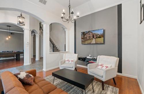 McKinney House | Heated Pool PoolTable HotTub Sleeps 16 Renovated