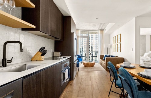 East Cesar Chavez Condo | ~Heated Rooftop Pool~ 30th Floor Balcony DT View