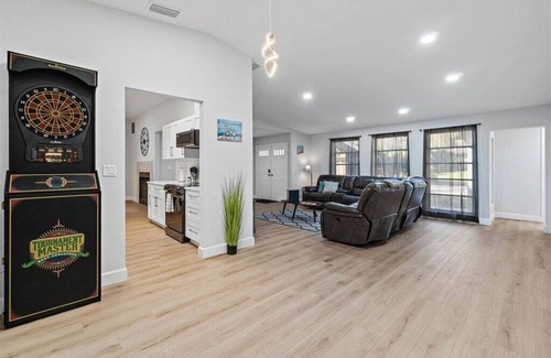 Palm Harbor House | Heated Saltwater Pool & Spa l Family Friendly l Near Beaches & Clearwater