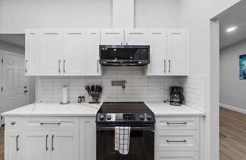 Palm Harbor House | Heated Saltwater Pool & Spa l Family Friendly l Near Beaches & Clearwater