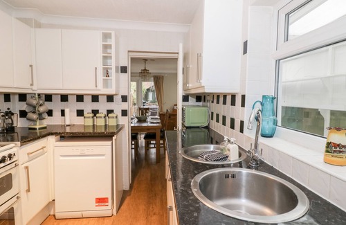 Stratford-upon-Avon Cottage | HEATH COTTAGE, pet friendly, with hot tub in Stratford-Upon-Avon
