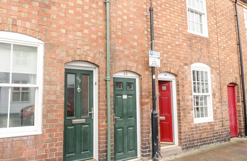 Stratford-upon-Avon Cottage | HEATH COTTAGE, pet friendly, with hot tub in Stratford-Upon-Avon