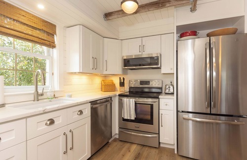 Fontana-on-Geneva Lake Condo | Heaven on Earth! 2 BDR Fontana Flat, Walk to Lake