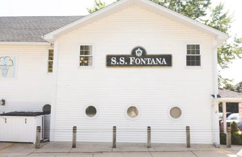 Fontana-on-Geneva Lake House | Heaven on Earth 2 BDR Fontana Flat Walk to Lake