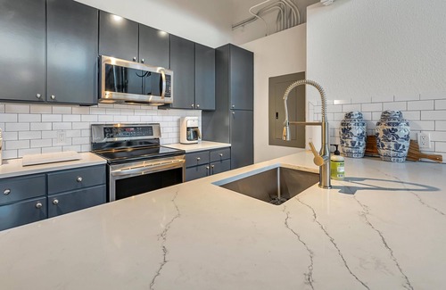 Brazos Condo | Hebrews 13:2- Wonderful 2 bedroom condo downtown Waco, Baylor, Silos