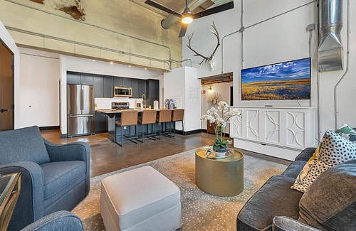 Brazos Condo | Hebrews 13:2- Wonderful 2 bedroom condo downtown Waco, Baylor, Silos