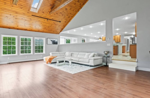 West Minot House | Hebron Hideaway!