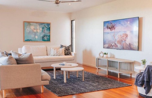 Aroona House | heerful family home with stunning views