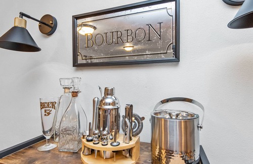 Peoria Heights Cottage | Heights Hangout-stay in the heart of Peoria Heights!