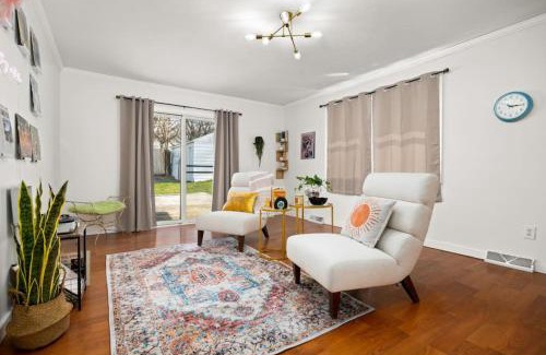 Peoria Heights House | Heights Records - a trendy 2BD