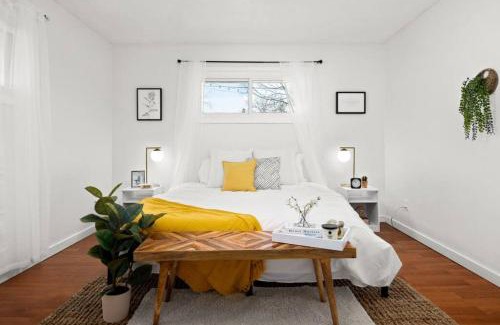 Peoria Heights House | Heights Records - a trendy 2BD
