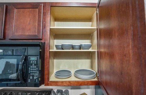 Downtown Oklahoma City Apartment | HEIRS VENTURES : PATRIOT - Near Civic Center . Museum . Oklahoma City Thunders . Self Check-In . With Washer and Dryer
