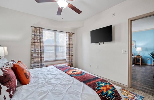 Downtown Oklahoma City Apartment | HEIRS VENTURES : WESTERN - 4mins from OKC Thunder Arena . King Bed . Pet Friendly . With Pool