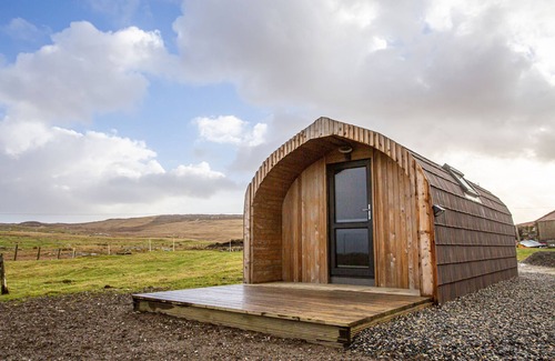 Sollas Cottage | HEISGEIR, pet friendly, with a garden in Sollas, Isle Of North Uist