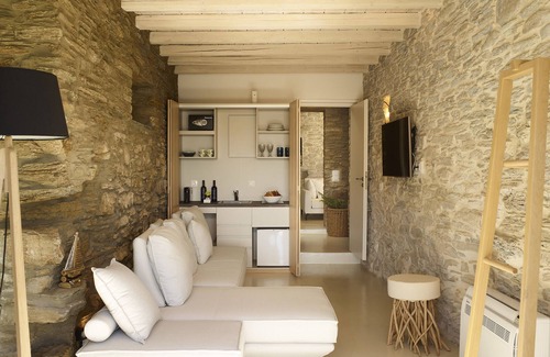 Kato Fellos Villa | Heliades Suite with private pool