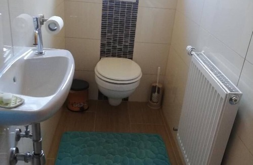 Lichteneck Apartment | Helle, Ruhige Komfort-ferienwohnung für Zwei Personen mit Einbauküche und Wlan
