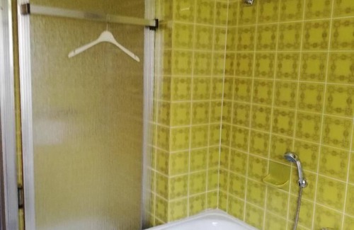 Lichteneck Apartment | Helle, Ruhige Komfort-ferienwohnung für Zwei Personen mit Einbauküche und Wlan