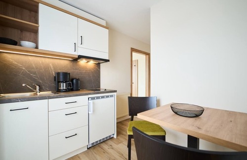 Riedenburg Apartment | Helle Suite im Landhausstil mit Küchenzeile