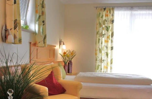 Safferstetten Apartment | Helles Appartement mit möbliertem Balkon, ein besonders schönes Fleckchen Erde