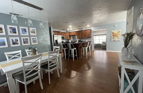 Meadowlawn House | Hello Sunshine! Beautiful 4/2 Home near Beach and Downtown!