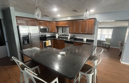 Meadowlawn House | Hello Sunshine! Beautiful 4/2 Home near Beach and Downtown!
