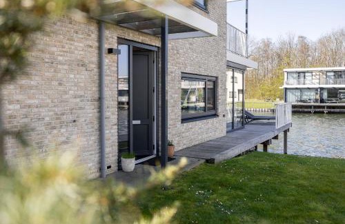Oranjeplaat Villa | Hello Zeeland - Water Villa's Veerse Wende