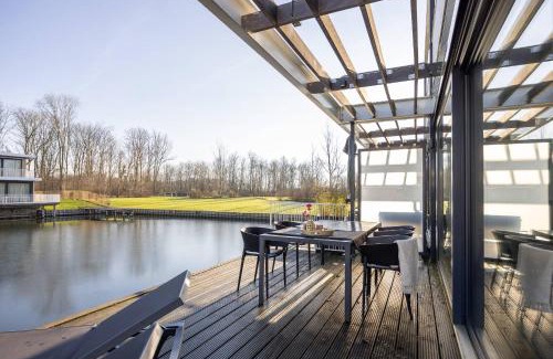 Oranjeplaat Villa | Hello Zeeland - Water Villa's Veerse Wende - with dog