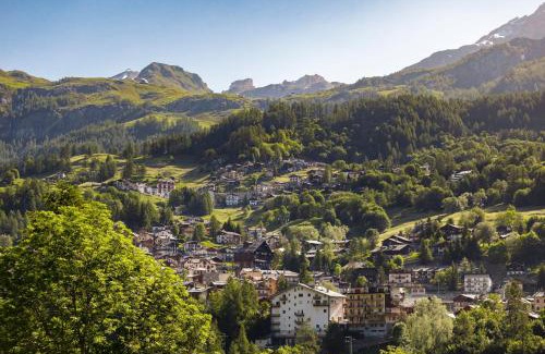 Valtournenche Apartment | HelloChalet - Chalet Seventy One - Larger Family Ski Chalet in the center