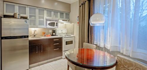 James Bay Hotel | Helm's Inn