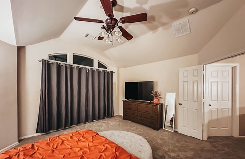 Helotes House | Helotes House welcomes you! Come to a spacious home in the suburbs of the city.