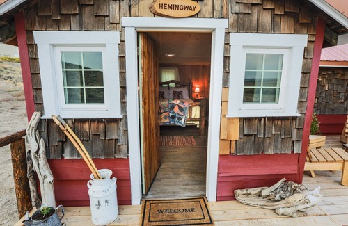 Cody Cabin | Hemingways cozy rustic cabin 5 min. from Cody