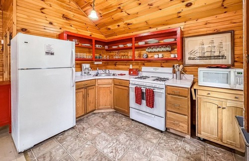 Inlet Cottage | Hemlock Cottage at The Birches on 4th Lake, Old Forge/Inlet