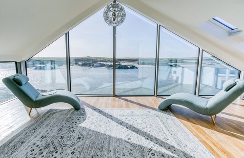 Caergeiliog Cottage | Hen Cymyran - a house on the beach that sleeps 15 guests in 8 bedrooms