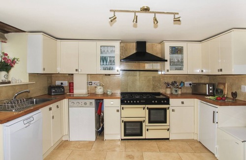 Cylch-Y-Garn Cottage | HEN GILFACH, family friendly, with hot tub in Llanfairyngnhornwy