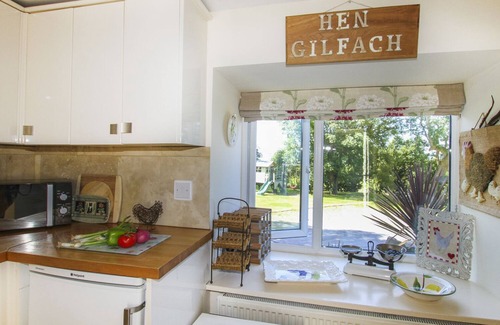 Cylch-Y-Garn Cottage | HEN GILFACH, family friendly, with hot tub in Llanfairyngnhornwy