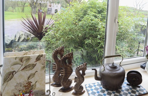 Cylch-Y-Garn Cottage | HEN GILFACH, family friendly, with hot tub in Llanfairyngnhornwy