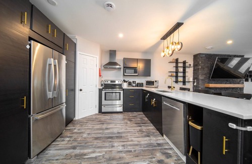 Gonor Station House | Henderson Homestead on 3 acres - 3 Bed Pet Friendly East St Paul Sleeps 6-10!