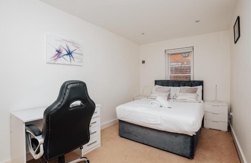 Henley Apartment | Henley town centre with parking