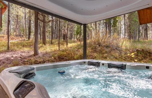 Island Park House | Henrys Cast by KABINO Hot Tub Large Driveway PS4 Dog Friendly Fire Pit Fireplace