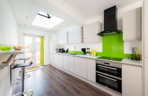 Salisbury House | Hepburn House 4 Bedroom Property - Stayseekers