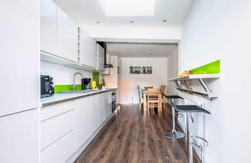 Salisbury House | Hepburn House 4 Bedroom Property - Stayseekers