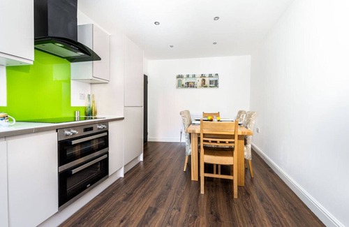 Salisbury House | Hepburn House 4 Bedroom Property - Stayseekers
