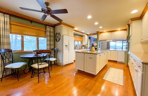 Glenville House | Heras Hideaway - Lake Glenville Views