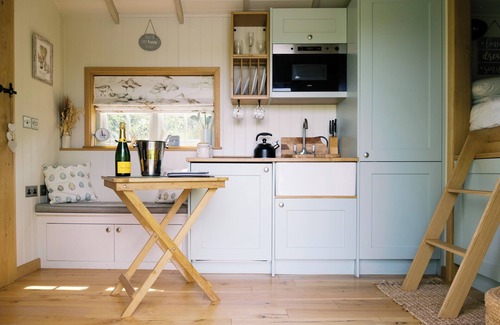 Redmile Cabin | Herbie's Shepherd's Hut - Sleeps 2 & Hot Tub