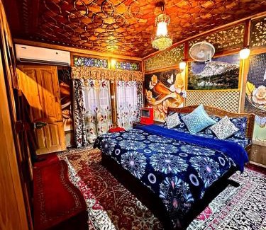 Dal Lake Boat Rental | heritage geneva house boat