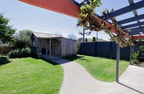 Tenterfield House | Heritage Home with BBQ & Outdoor Fire Pit